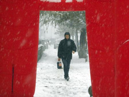 12月3日，在吉林省吉林市街頭，行人冒雪出行。