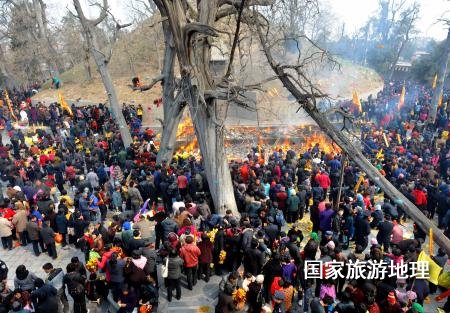 大批香客聚集在河南省淮陽(yáng)縣太昊陵區(qū)，焚香祭奠中華人文始祖太昊伏羲氏（2010年3月17日攝）。中原地區(qū)是華夏文明的發(fā)源地，伏羲、黃帝、炎帝、大禹等中華人文始祖都在這里留下遺跡。春節(jié)期間，當(dāng)?shù)匕傩斩紩?huì)去一些傳統(tǒng)古廟參加祭拜大典，通過(guò)祭祀來(lái)祈求和報(bào)答先祖的庇護(hù)和保佑。