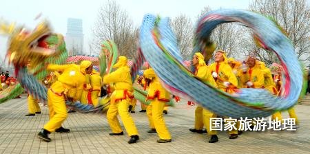  在鄭州市舉辦的一個(gè)元宵節(jié)舞龍大賽上，一支舞龍隊(duì)在表演高難度動(dòng)作（2011年2月16日攝）。元宵節(jié)，除了觀(guān)賞花燈外，最熱鬧的活動(dòng)當(dāng)屬傳統(tǒng)民俗表演。在中原地區(qū)，從正月十三開(kāi)始，各地都要連續(xù)數(shù)日舉辦各種大型文藝表演活動(dòng)。