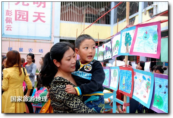 4月27日，婺源縣星星幼兒園的小朋友們在家長的陪同下在挑選愛心義賣的作品。