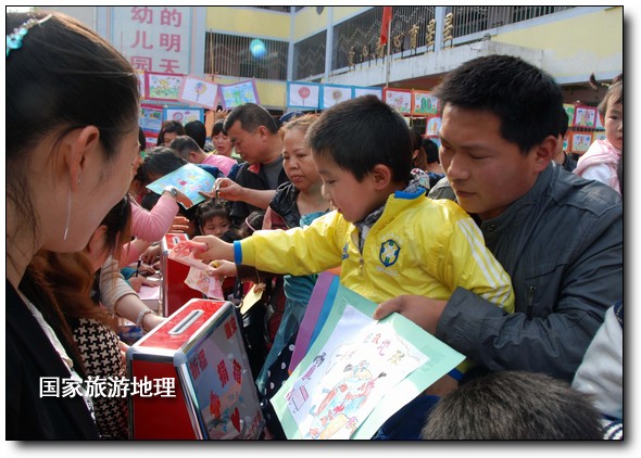 4月27日，婺源縣星星幼兒園的小朋友們在家長的陪同下將愛心義賣的錢進行募捐。