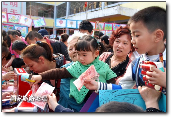 4月27日，婺源縣星星幼兒園的小朋友們在家長的陪同下將愛心義賣的錢進行募捐。