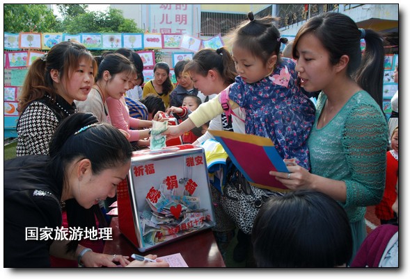 4月27日，婺源縣星星幼兒園的小朋友們在家長的陪同下將愛心義賣的錢進行募捐。