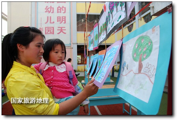 4月27日，婺源縣星星幼兒園的小朋友們在家長的陪同下在挑選愛心義賣的作品。