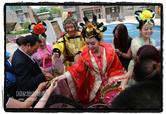 6月19日，端午節(jié)的前一天，甘肅平?jīng)鍪嗅轻紖^(qū)南山公園澳廈麗灣小區(qū)“邀請(qǐng)”唐朝被譽(yù)為四大美女之一的“楊貴妃”前來(lái)與市民見(jiàn)面，共度“端午佳節(jié)”。期間，“貴妃娘娘”由一名解說(shuō)人員做向?qū)?，與小區(qū)居民一同游玩、賞景、互敬酒水、合影留念，并現(xiàn)場(chǎng)贈(zèng)送大人小孩粽子、香包和糖果。