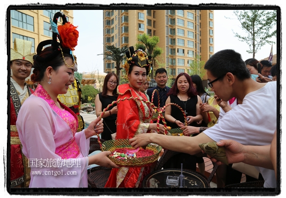 6月19日，端午節(jié)的前一天，甘肅平?jīng)鍪嗅轻紖^(qū)南山公園澳廈麗灣小區(qū)“邀請(qǐng)”唐朝被譽(yù)為四大美女之一的“楊貴妃”前來(lái)與市民見(jiàn)面，共度“端午佳節(jié)”。期間，“貴妃娘娘”由一名解說(shuō)人員做向?qū)?，與小區(qū)居民一同游玩、賞景、互敬酒水、合影留念，并現(xiàn)場(chǎng)贈(zèng)送大人小孩粽子、香包和糖果。