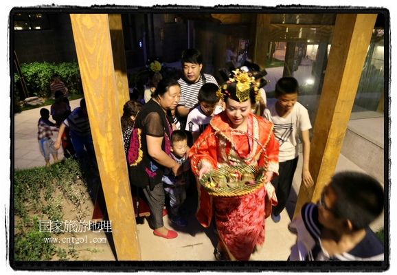 6月19日，端午節(jié)的前一天，甘肅平?jīng)鍪嗅轻紖^(qū)南山公園澳廈麗灣小區(qū)“邀請(qǐng)”唐朝被譽(yù)為四大美女之一的“楊貴妃”前來(lái)與市民見(jiàn)面，共度“端午佳節(jié)”。期間，“貴妃娘娘”由一名解說(shuō)人員做向?qū)?，與小區(qū)居民一同游玩、賞景、互敬酒水、合影留念，并現(xiàn)場(chǎng)贈(zèng)送大人小孩粽子、香包和糖果。