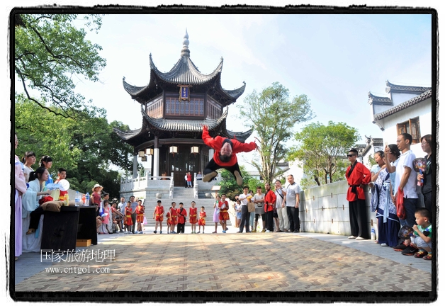 6月20日，小朋友們和中國武術愛好者們在江西省婺源縣熹園景區(qū)表演中國傳統(tǒng)的中國武術功夫，吸引許多游人前來駐足觀看。當日是中國傳統(tǒng)的端午節(jié)，江西省婺源縣的中國武術愛好者們通過表演中國武術功夫，打太極，表演了少林棍、硬氣功、自選拳等少林寺功夫，讓孩子們從小學習中國武術，傳承中國武德，感受先人過端午的氛圍。